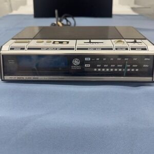 GE Vintage Alarm Clock Radio 7-4646A Woodgrain AM FM Blue Display Tested Nice!